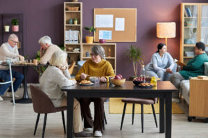 seniors and caretakers enjoying a meal together in senior independent living in austin tx