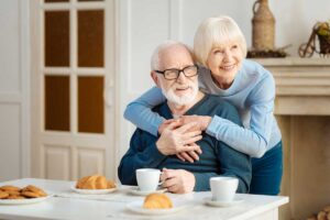 senior couple hugging at breakfast table after finding independent living in austin