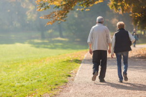 couple taking a walk in the park after discovering austins best independent living communities for active seniors